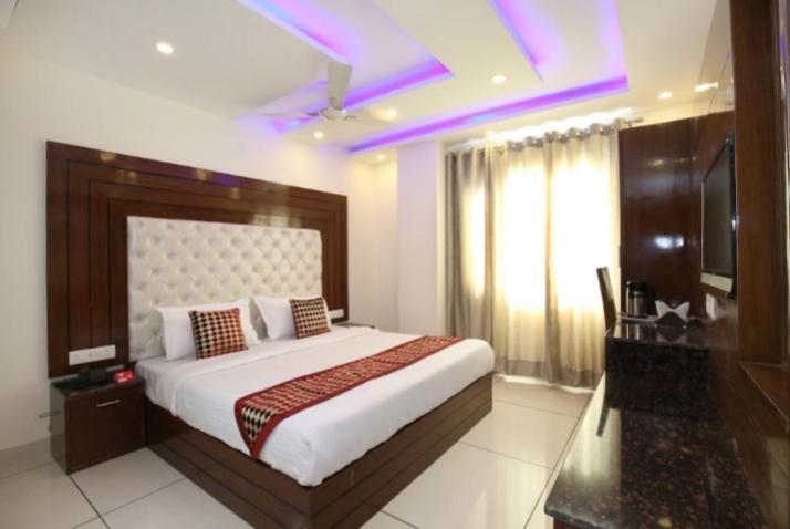 Hotel Silver Palm Zirakpur Exterior photo