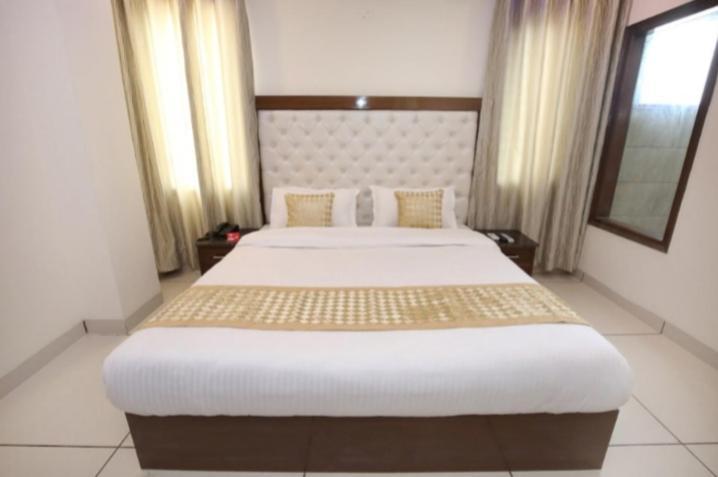 Hotel Silver Palm Zirakpur Exterior photo