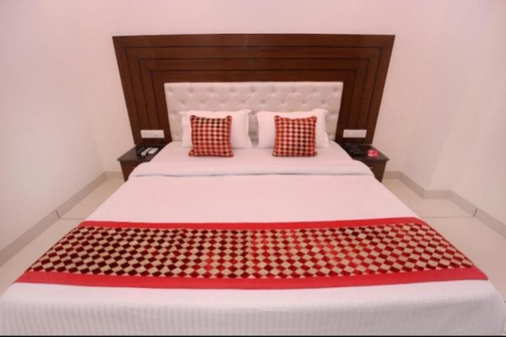 Hotel Silver Palm Zirakpur Exterior photo